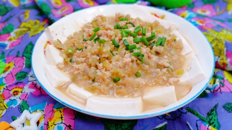 榨菜肉末蒸豆腐,用这个汤汁浇饭,很下饭哦
