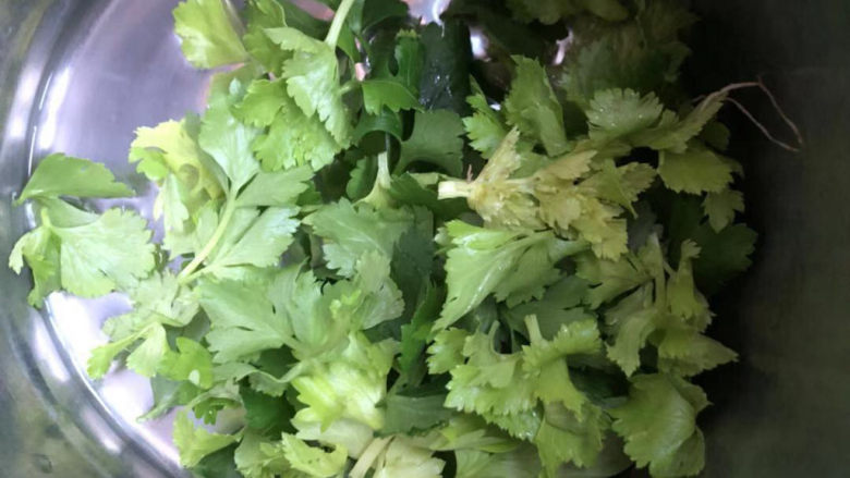 芹菜叶炒鸡蛋,选择嫩的叶子摘下清洗干净,沥干水分。
