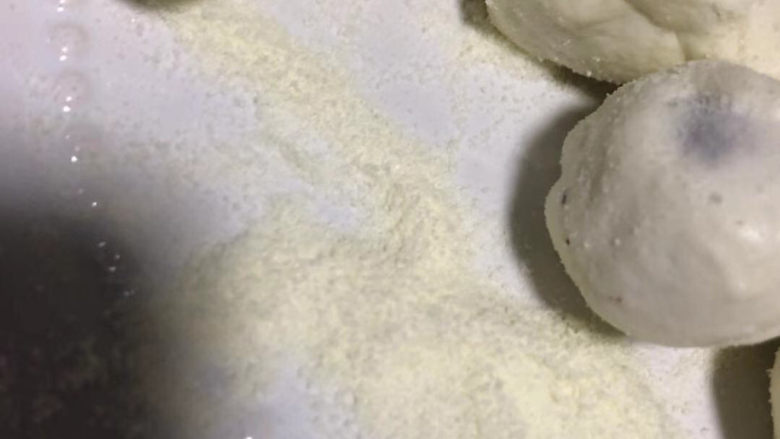 奶枣,盘子里撒适量奶粉,让枣子在里面滚一圈,全部沾上奶粉即可。
