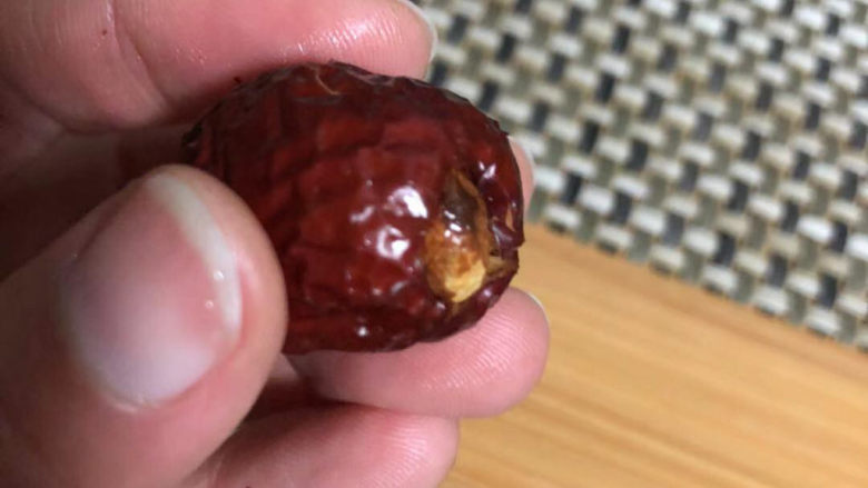 奶枣,另一侧也塞一个,因为我的红枣比较大个,一个塞不满的。