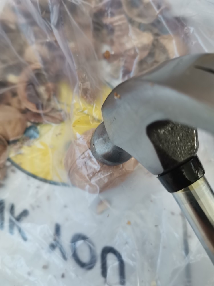 琥珀咸核桃仁,放到一个厚一点的袋子里,用锤子敲碎。这样不容易蹦的哪里都是皮