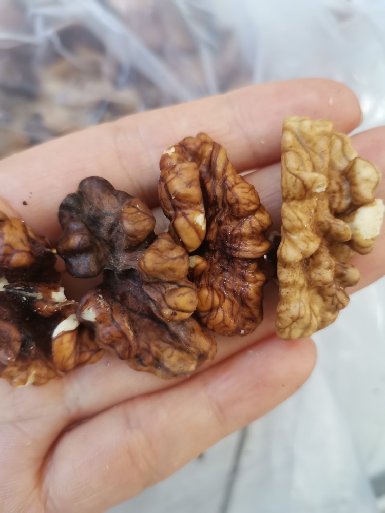琥珀咸核桃仁,砸核桃一定要清砸,四面都砸一遍,这个才能让核桃不碎