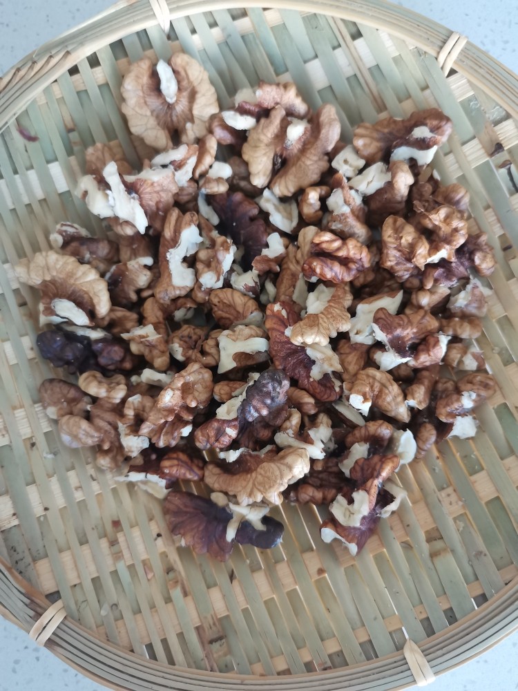 琥珀咸核桃仁,砸好的核桃过一下粗网筛,过掉核桃里面的小薄皮