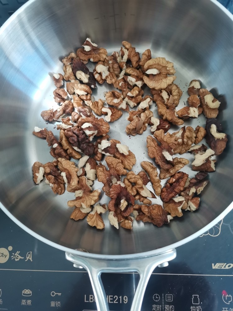 琥珀咸核桃仁,无油无水的锅,加入核桃仁