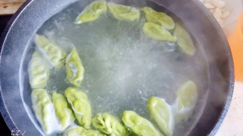 芹菜猪肉柳叶水饺,吃的时候直接冷水下锅煮,水开后打2次冷水再次煮开,煮至饺子浮起就是熟啦