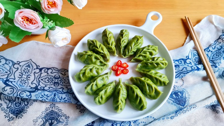 芹菜猪肉柳叶水饺,盛入装盘，完成！