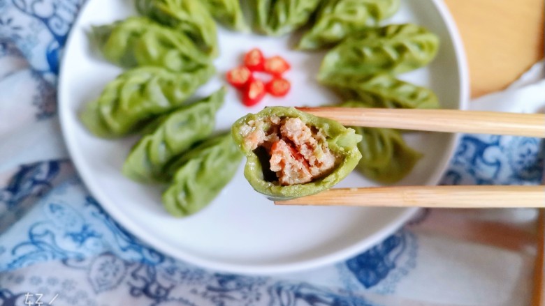 芹菜猪肉柳叶水饺,可以吃了,好看又好吃