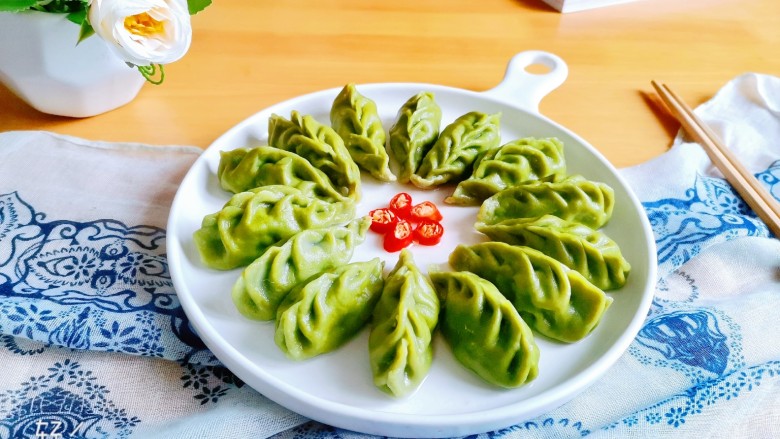 芹菜猪肉柳叶水饺,先来一张漂亮的成品图!