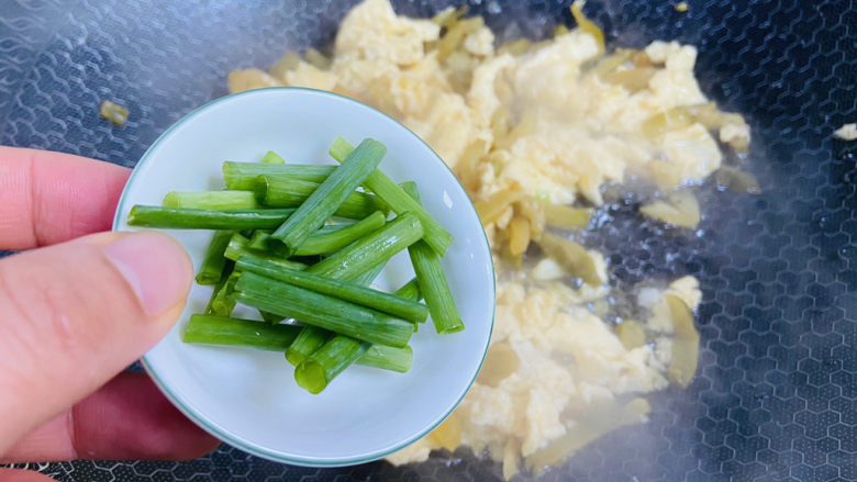 榨菜炒鸡蛋,入葱叶翻炒均匀即可食用