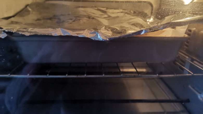 酸奶蔓越莓排包,送入预热好的烤箱,上下火180度烤20分钟,观察面包上色盖上锡纸