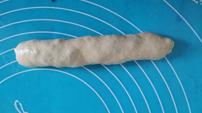 酸奶蔓越莓排包,从上往下卷起来,收口捏紧朝下