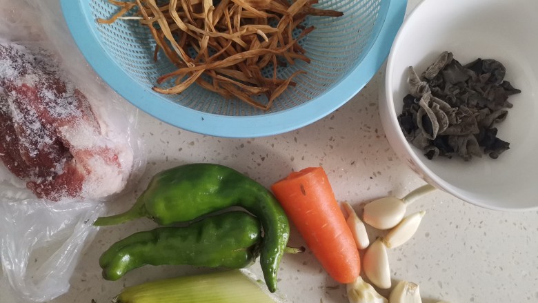 黄花菜炒肉丝,准备食材备用