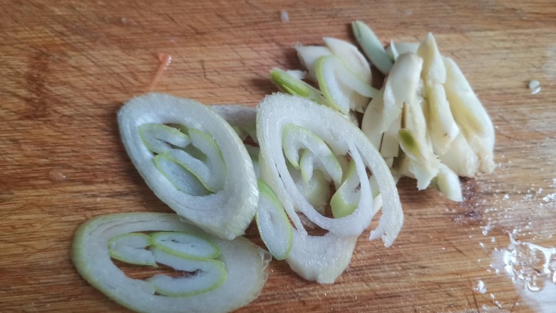 黄花菜炒肉丝,葱切片,大蒜切片