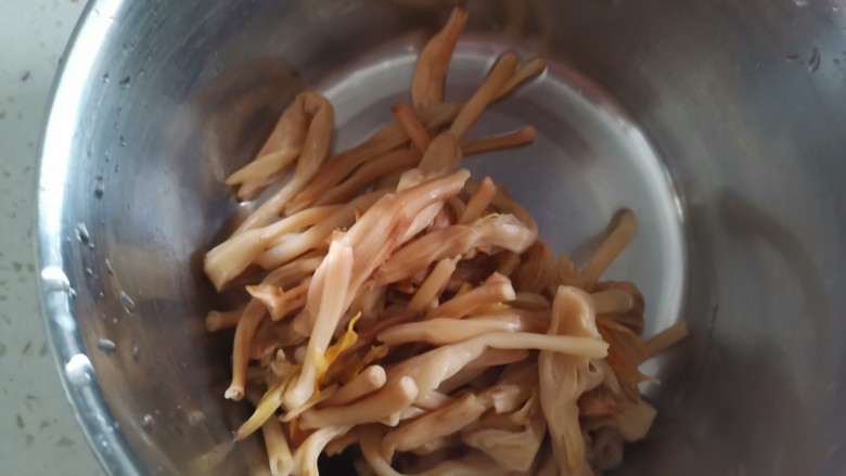 黄花菜炒肉丝,黄花菜泡好后清洗几遍,攥干水分