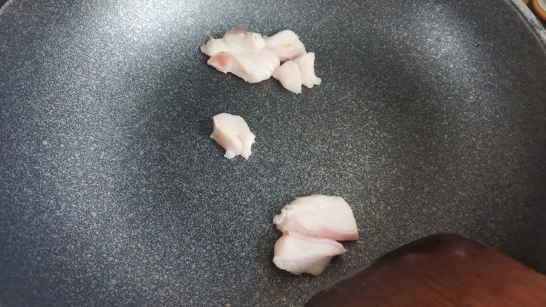 黄花菜炒肉丝,锅烧热,下入肥肉煸炒出肥油