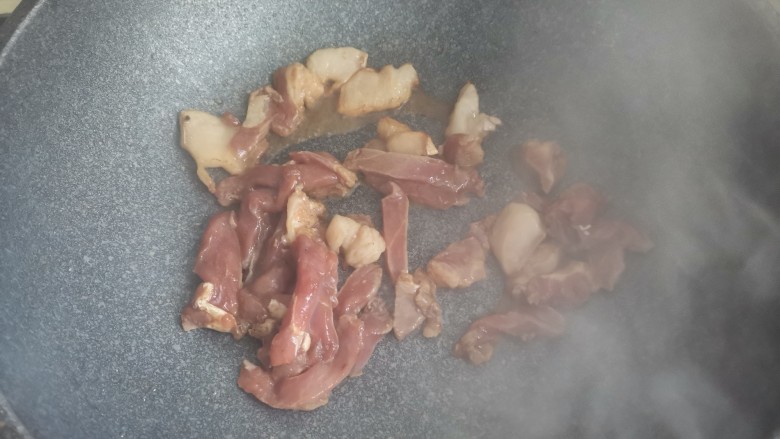 黄花菜炒肉丝,下入肉丝翻炒至变色