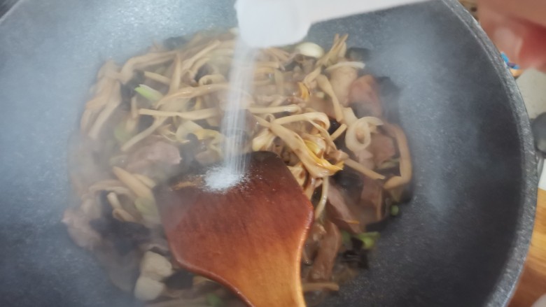 黄花菜炒肉丝,加入适量的盐调味