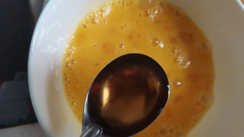 榨菜炒鸡蛋,加入一勺<a style='color:red;display:inline-block;' href='/shicai/ 718'>料酒</a>去腥,鸡蛋更嫩