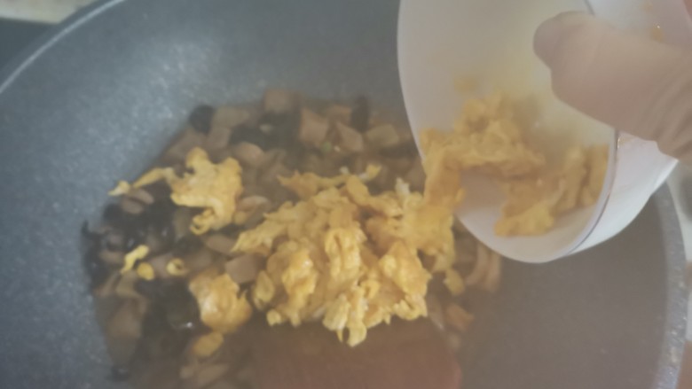 榨菜炒鸡蛋,炖至汤汁收干,下入鸡蛋翻炒均匀入味