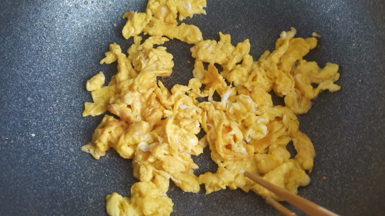 榨菜炒鸡蛋,待蛋液凝固炒散,盛出备用