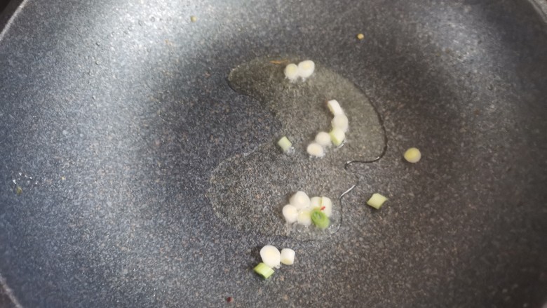 榨菜炒鸡蛋,锅里留底油,下入葱白炒香
