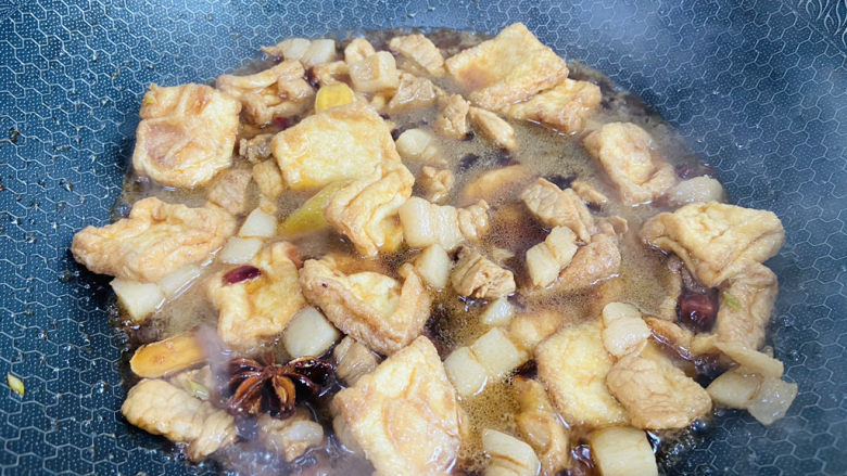 油豆腐烧肉,大火煮沸转中火焖煮十分钟,让豆腐充分的吸收汤汁的味道。