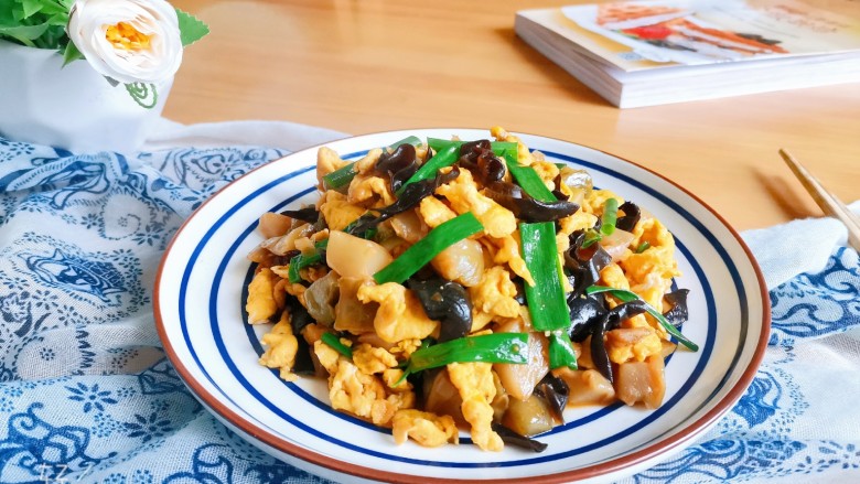 榨菜炒鸡蛋,盛入盘中,榨菜炒鸡蛋完成!