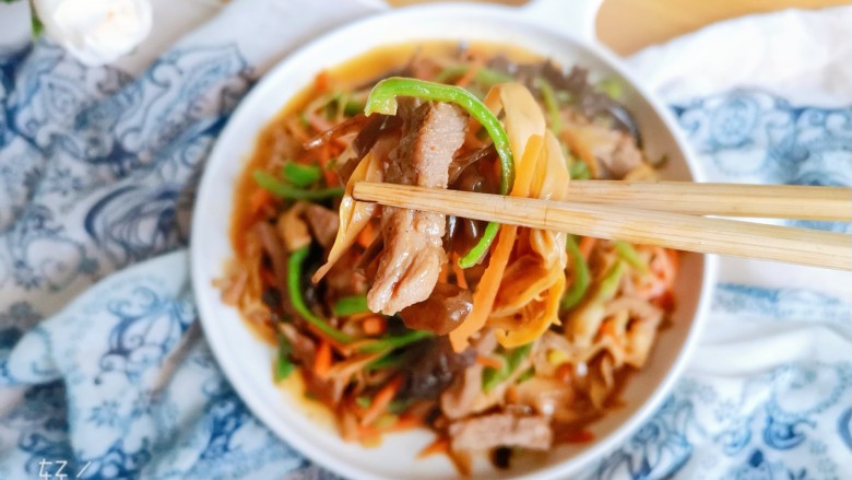黄花菜炒肉丝,盛入盘中,可以吃了,超级美味下饭!
