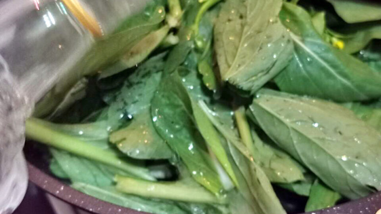 清炒菜心,再下叶子,喷点料酒
