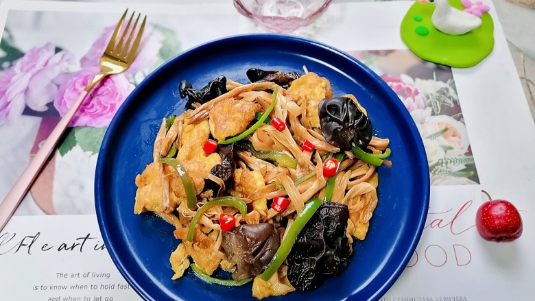 黄花菜炒鸡蛋,拍上成品图,一道美味又营养的黄花菜炒鸡蛋就完成了。
