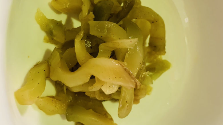 榨菜肉末蒸豆腐,<a style='color:red;display:inline-block;' href='/shicai/ 722'>榨菜</a>准备一包,取少许待用