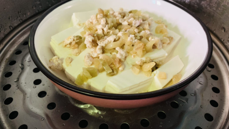 榨菜肉末蒸豆腐,冷水上锅,大火蒸20分钟