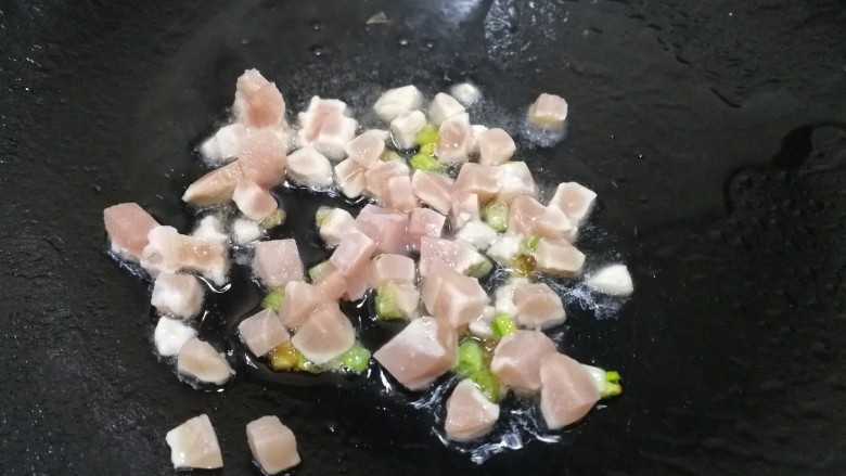 雪菜肉粒炒饭,放入肉粒,文火翻炒均匀。