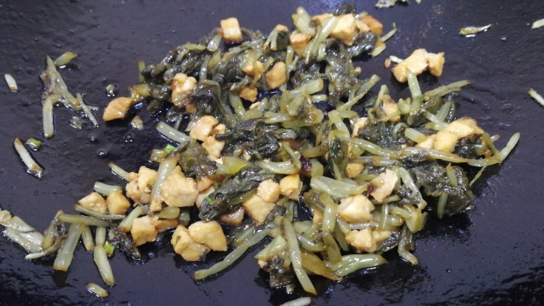 雪菜肉粒炒饭,放雪菜,文火翻炒均匀,炒香。