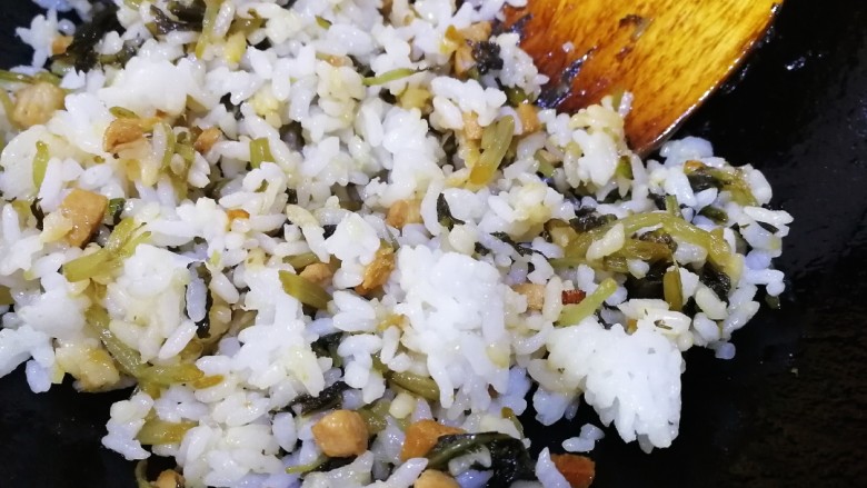 雪菜肉粒炒饭,文火翻炒均匀,炒出锅气。