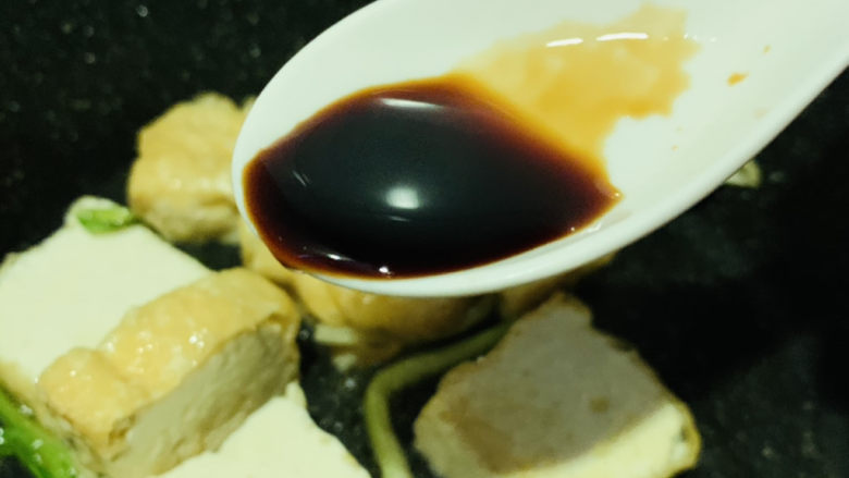 红烧油豆腐,加<a style='color:red;display:inline-block;' href='/shicai/ 692'>酱油</a>,大火翻炒