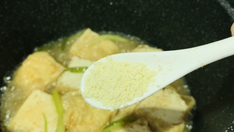 红烧油豆腐,大火收汁,加1小勺<a style='color:red;display:inline-block;' href='/shicai/ 756'>鸡精</a>