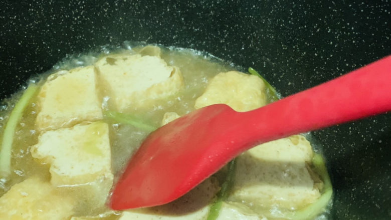 红烧油豆腐,翻拌一下,转中小火煮一会