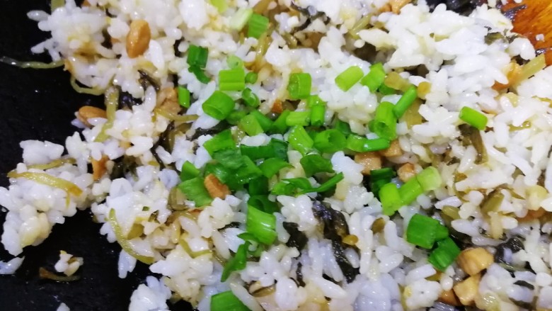雪菜肉粒炒饭,洒上葱花,翻炒均匀就好。