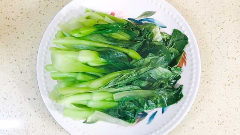 清炒菜心,捡出来,控干水分,摆盘