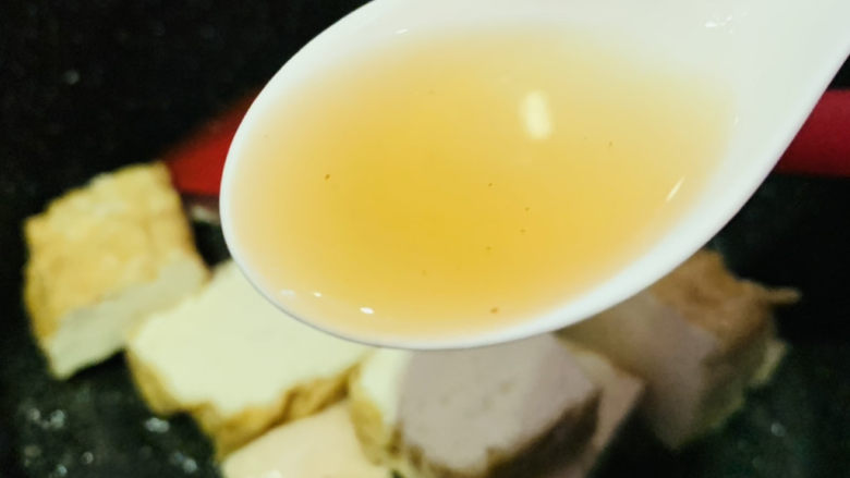 油豆腐烧肉,加<a style='color:red;display:inline-block;' href='/shicai/ 718'>料酒</a>