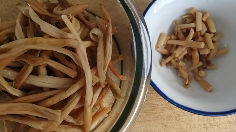 黄花菜炒鸡蛋,黄花菜又名忘忧草，有清热，利湿，消食，安神的功效，洗干净的黄花菜减去花蒂。