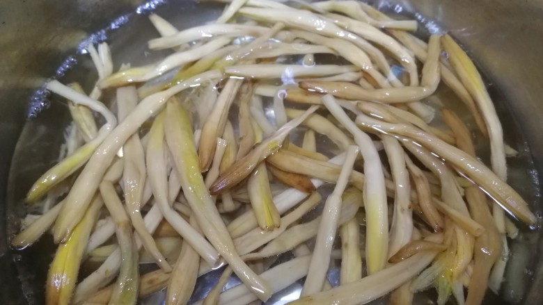 黄花菜炒鸡蛋,开水里焯水1分钟,这样黄花菜不会有苦味,捞出备用。