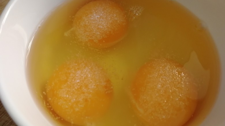 黄花菜炒鸡蛋,鸡蛋打入碗里,加半小勺盐入味。