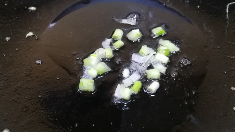 黄花菜炒鸡蛋,少许底油,放葱白文火炒香。