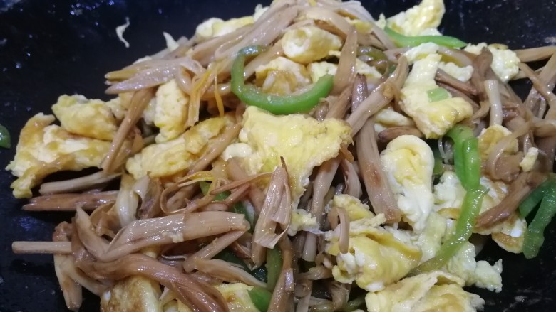 黄花菜炒鸡蛋,放入鸡蛋,文火翻炒均匀。