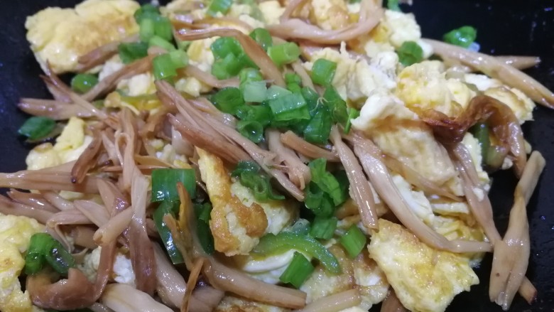 黄花菜炒鸡蛋,洒上葱花,炒匀就好。