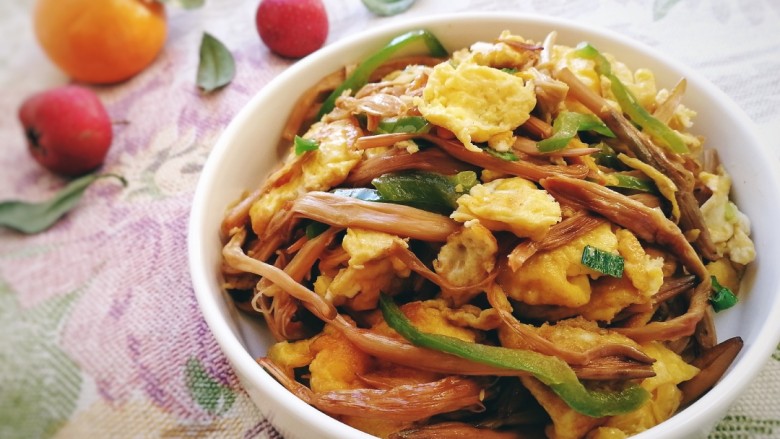 黄花菜炒鸡蛋,鲜嫩味美,营养丰富。
