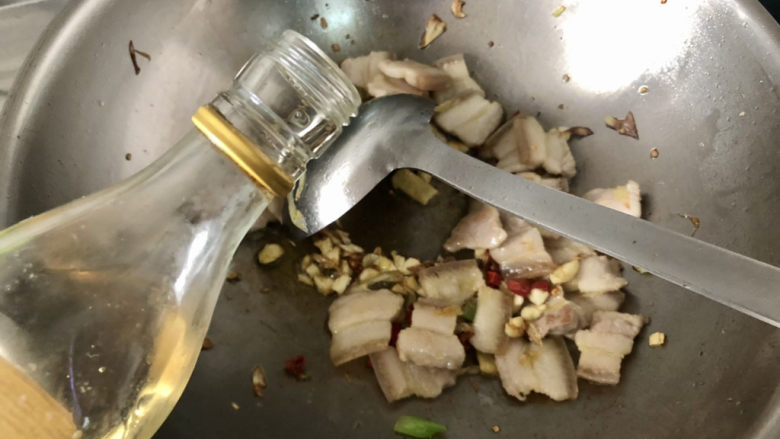 雪菜豆腐➕雪菜五花肉炖豆腐,淋一茶匙料酒,煸炒去腥