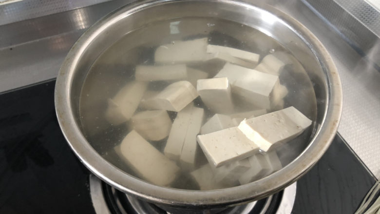 雪菜豆腐➕雪菜五花肉炖豆腐,坐锅烧水,放入豆腐